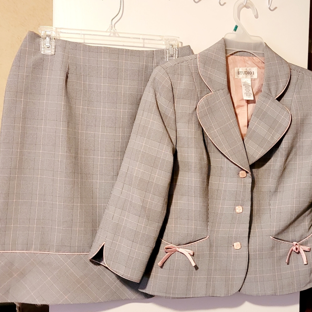 Studio1 two piece dress set. Pink and gray. Lady size 8.